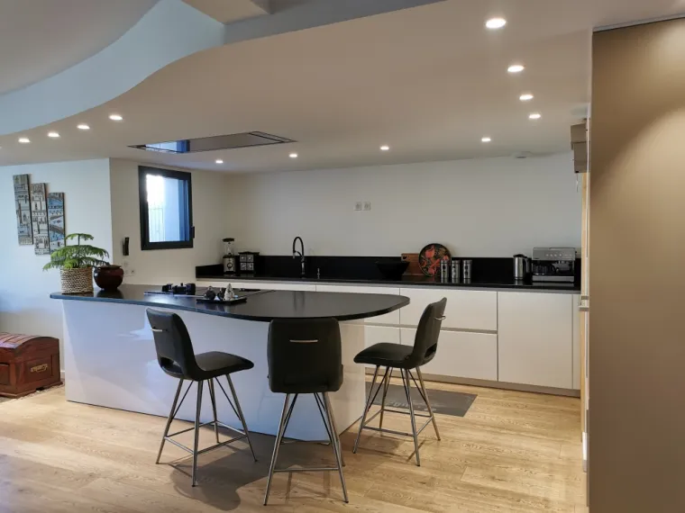 Création d'une cuisine contemporaine sur mesure et pose d'îlot central en Granit, Lorient, FG Studio